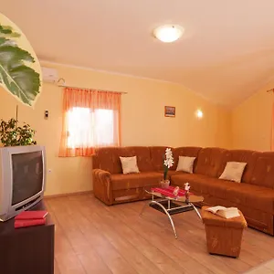 Apartman Mara, Drage
