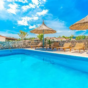 Camp Mateo With Pool Ferienpark